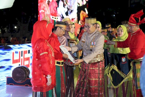 Berdedikasi, Pemkot Makassar Anugerahi Penghargaan Pegawai Teladan