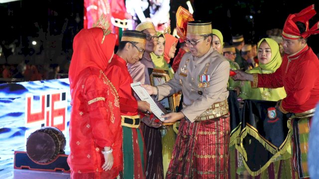 Berdedikasi, Pemkot Makassar Anugerahi Penghargaan Pegawai Teladan