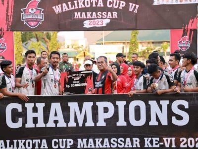 Danny Pomanto Serahkan Uang Tunai Rp50 Juta dan Piala kepada Juara Wali Kota Cup ke-VI