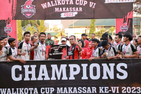 Danny Pomanto Serahkan Uang Tunai Rp50 Juta dan Piala kepada Juara Wali Kota Cup ke-VI