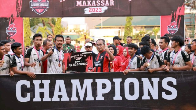 Danny Pomanto Serahkan Uang Tunai Rp50 Juta dan Piala kepada Juara Wali Kota Cup ke-VI