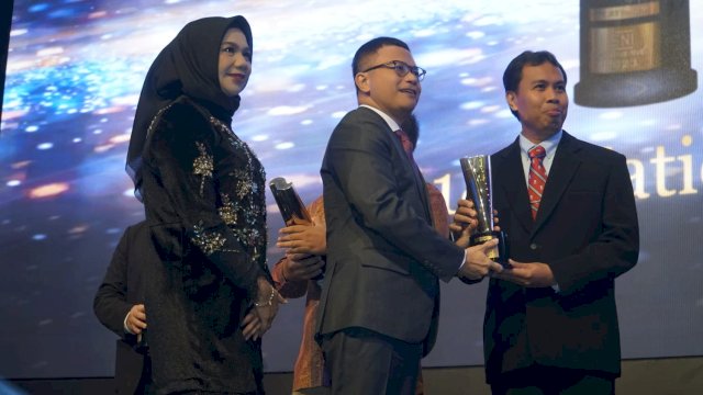 Konsisten Dalam Pelayanan Pendidikan Berkualitas, Unhas Terima Anugerah Emas SNI Award 2023