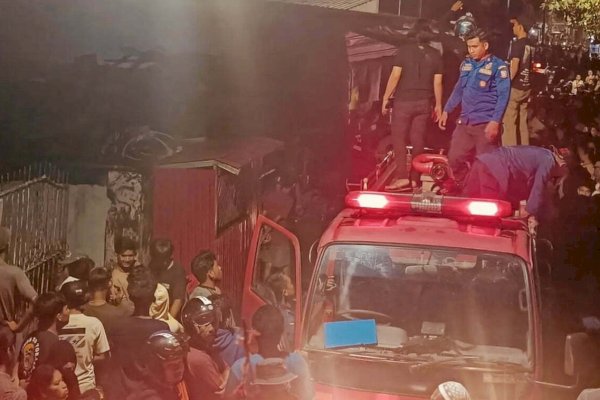 Damkar Makassar Padamkan Satu Unit Rumah di Jalan Manunggal