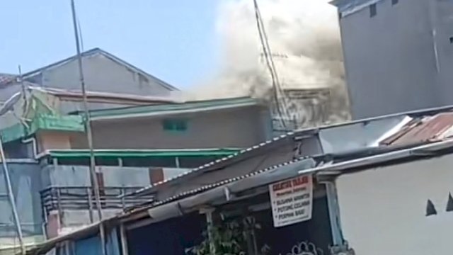 Kebakaran di Jalan Pampang Raya, Damkar Makassar Kerahkan Armada Posko Timur
