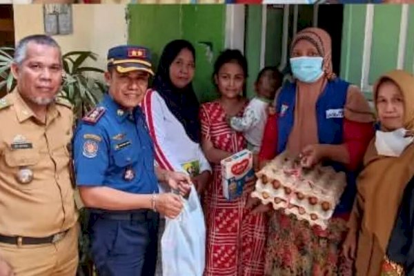 Damkar Makassar Berikan Bantuan Dua Balita Terindikasi Stunting