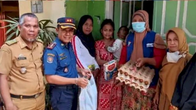 Damkar Makassar Berikan Bantuan Dua Balita Terindikasi Stunting