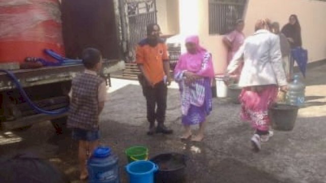 BPBD Makassar Lakukan Pendistribusian Air Bersih di Perumnas Antang