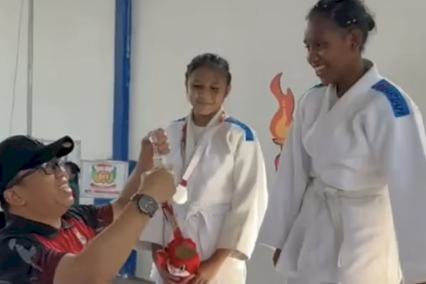 Camat Rappocini Serahkan Mendali Emas Kepada Atlet Putri  Cabor Judo