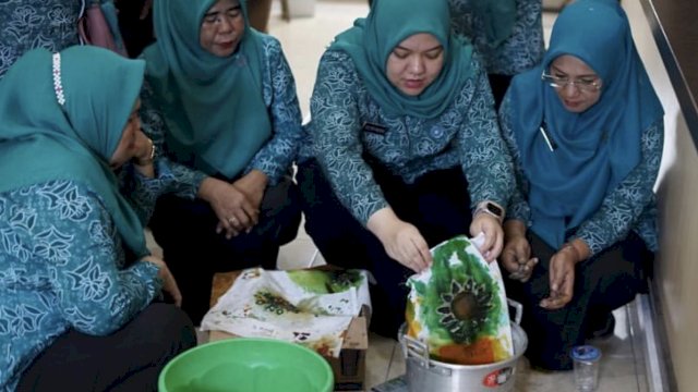 Ketua TP PKK Kecamatan Panakkukang Buka Kegiatan Keterampilan Membatik