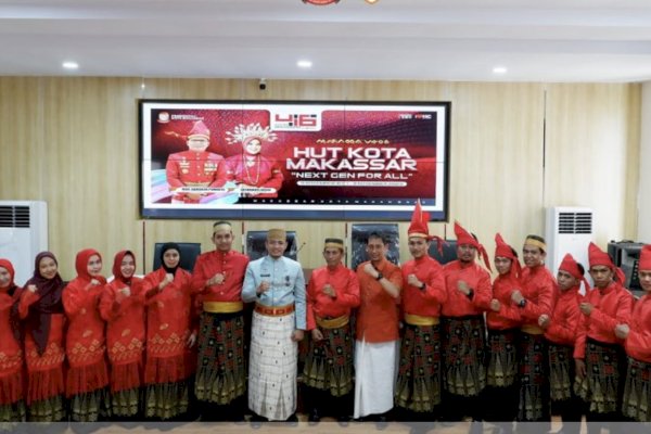 Peringati HUT Kota Makassar, Kecamatan Ujung Pandang Gunakan Baju Adat Layani Warga