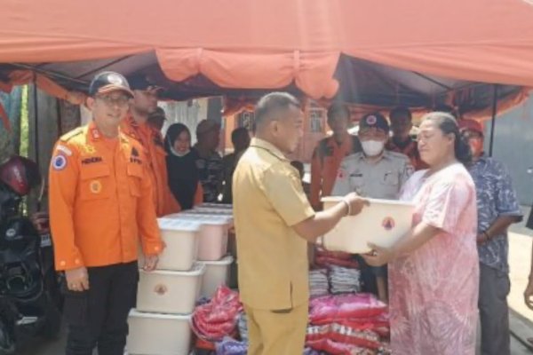 BPBD Makassar Serahkan Bantuan Korban Kebakaran Lepping