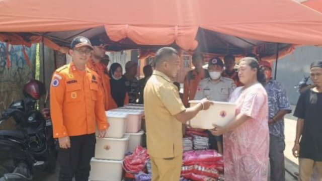 BPBD Makassar Serahkan Bantuan Korban Kebakaran Lepping