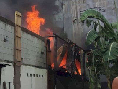 Damkar Makassar Padamkan Kebakaran Rumah Panggung di Kangkung Timur