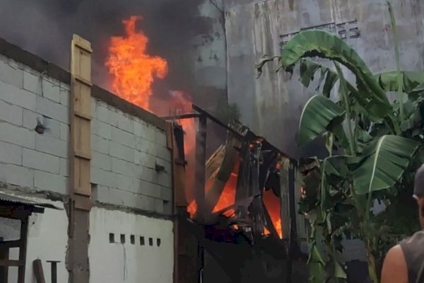 Damkar Makassar Padamkan Kebakaran Rumah Panggung di Kangkung Timur