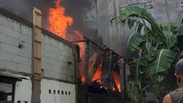 Damkar Makassar Padamkan Kebakaran Rumah Panggung di Kangkung Timur