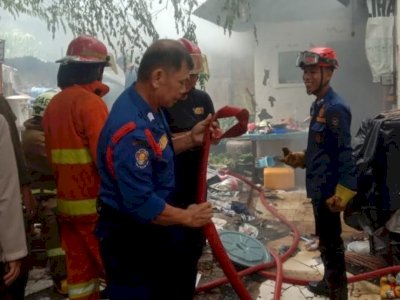20 Porsonel Damkar Makassar Padamkan Kebakaran Rumah Warga