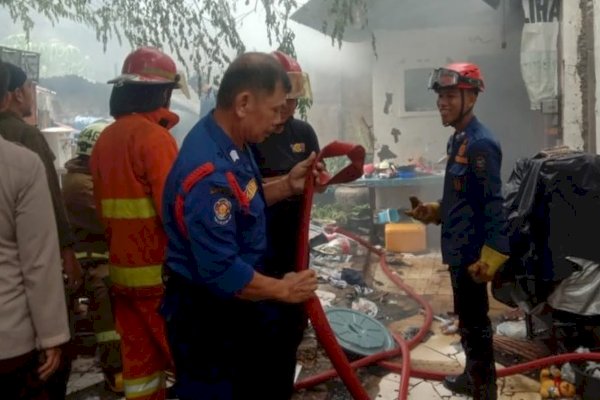 20 Porsonel Damkar Makassar Padamkan Kebakaran Rumah Warga