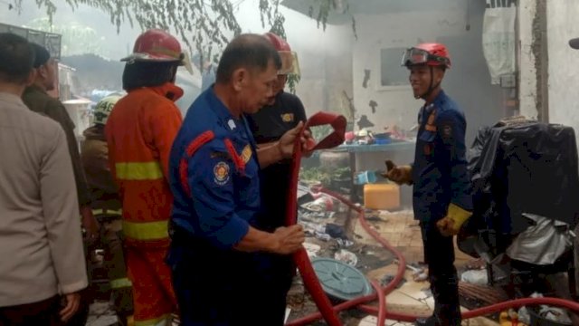 20 Porsonel Damkar Makassar Padamkan Kebakaran Rumah Warga