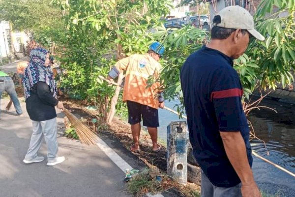 Satgas Kebersihan Kecamatan Makassar Bersihkan Kanal Kerung-kerung