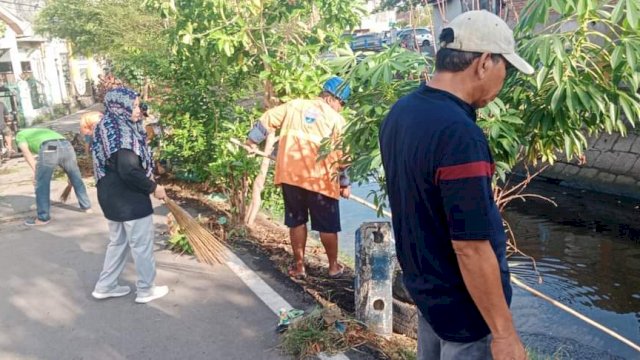 Satgas Kebersihan Kecamatan Makassar Bersihkan Kanal Kerung-kerung