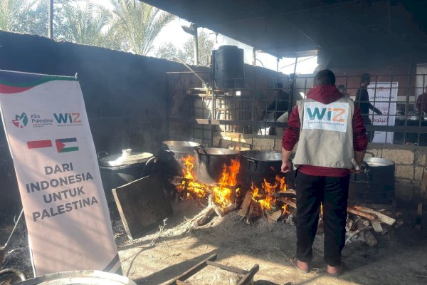 Dapur Umum KITA Palestina dan Laznas WIZ Bagikan Ribuan Porsi Makanan Siap Saji di Khan Yunis Gaza Selatan