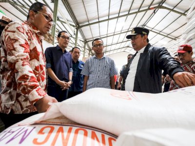 Danny Pomanto Dampingi Pj Gubernur Bahtiar Baharuddin Cek Ketersediaan Gula dan Minyak Goreng di Gudang