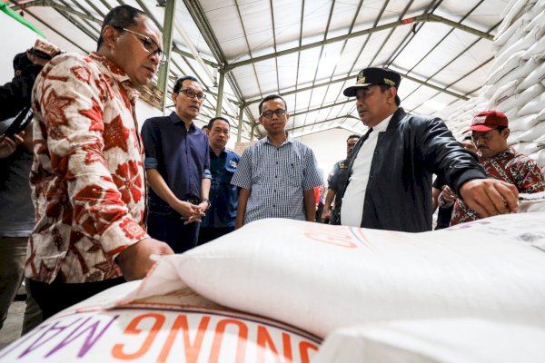 Danny Pomanto Dampingi Pj Gubernur Bahtiar Baharuddin Cek Ketersediaan Gula dan Minyak Goreng di Gudang