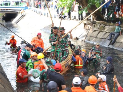 Bentuk Peduli Danny Pomanto dan Dandim Letkol Inf Lizardo Gumay Cegah Makassar dari Banjir, Turun ke Kanal Bersihkan Sampah