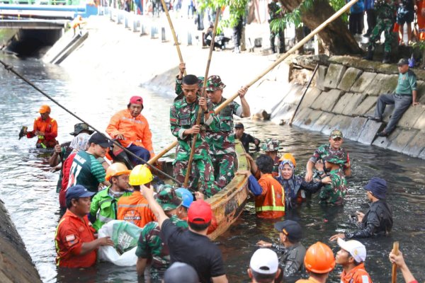 Bentuk Peduli Danny Pomanto dan Dandim Letkol Inf Lizardo Gumay Cegah Makassar dari Banjir, Turun ke Kanal Bersihkan Sampah