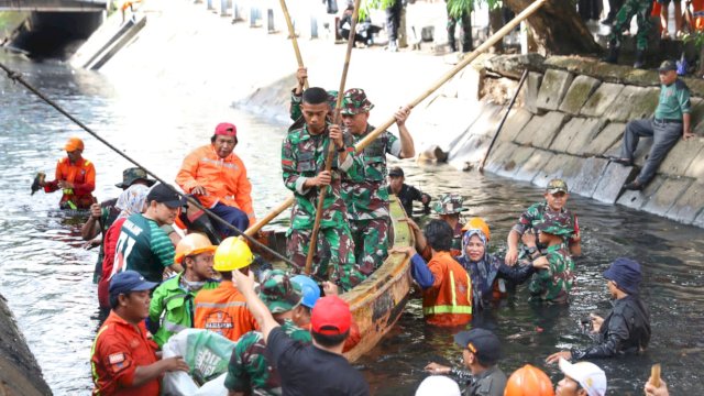 Bentuk Peduli Danny Pomanto dan Dandim Letkol Inf Lizardo Gumay Cegah Makassar dari Banjir, Turun ke Kanal Bersihkan Sampah