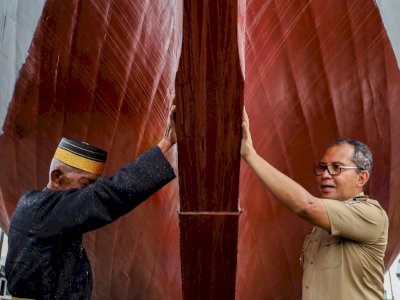 Prosesi Annyorong Lopi Tandai Peresmian Dua Kapal Pinisi Pemkot Makassar