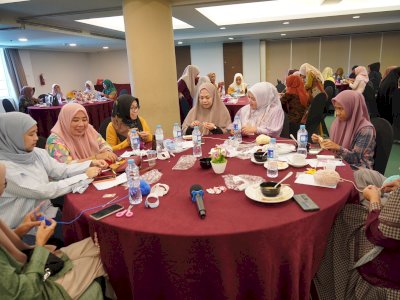 DWP Kota Makassar Berdayakan Perempuan Lorong Wisata Melalui Pelatihan Merajut