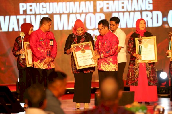 Balitbangda Makassar Beri Penghargaan Pemenang Innovative Mayor Award (IMA) 2023