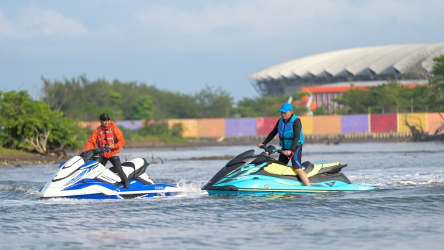 Akhir Pekan! Danny Kendarai Jetski dan Santap Hidangan Olahan Ikan di Kampung Nelayan Barombong