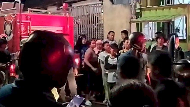 Damkar Makassar Padamkan Satu Unit Rumah di Jalan Ablam 3