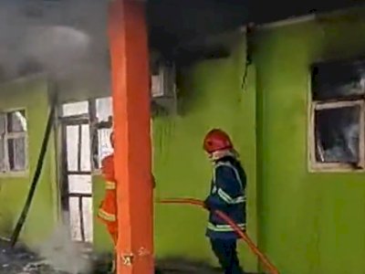 Damkar Makassar Padamkan Api di Madrasah Aliyah Negeri