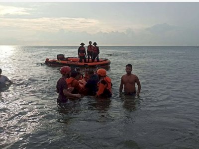 Damkar Makassar Bantu Pencarian Anak Tenggelam di Pantai Biru