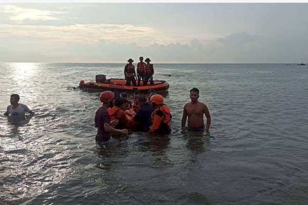 Damkar Makassar Bantu Pencarian Anak Tenggelam di Pantai Biru