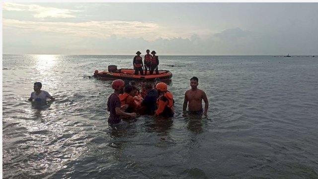 Damkar Makassar Bantu Pencarian Anak Tenggelam di Pantai Biru