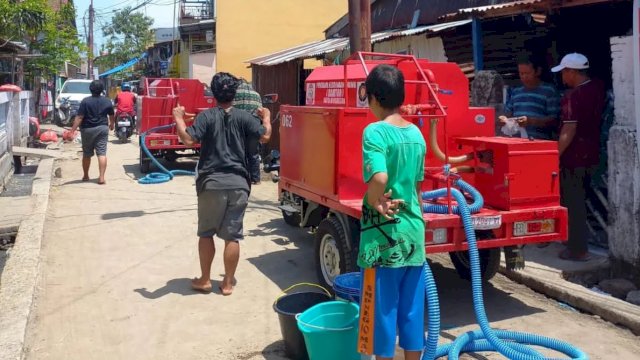 Kelurahan Bara-baraya Utara Salurkan Bantuan Air Bersih Bagi Warga