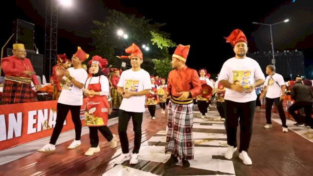 Makassar Kota Makan Enak Simbol Dispar di Karnaval Perayaan HUT Kota Makassar