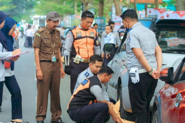 Tindak Lanjut Aduan Warga, Dishub Makassar Gembok Puluhan Kendaraan di Samping RSUD Labuang Baji