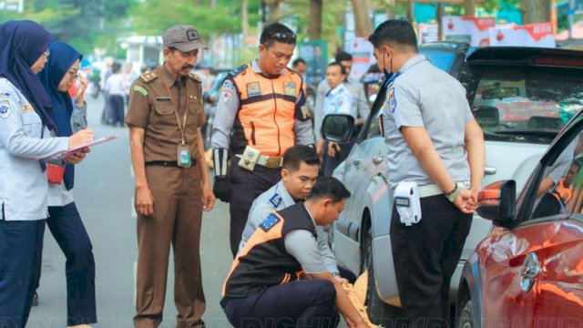 Tindak Lanjut Aduan Warga, Dishub Makassar Gembok Puluhan Kendaraan di Samping RSUD Labuang Baji