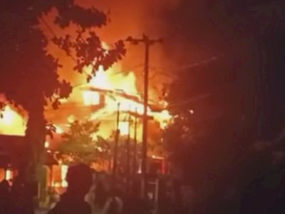 Damkar Makassar Padamkan Api di Bulurokeng Permai
