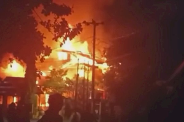 Damkar Makassar Padamkan Api di Bulurokeng Permai