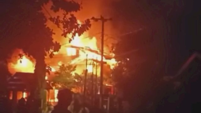 Damkar Makassar Padamkan Api di Bulurokeng Permai
