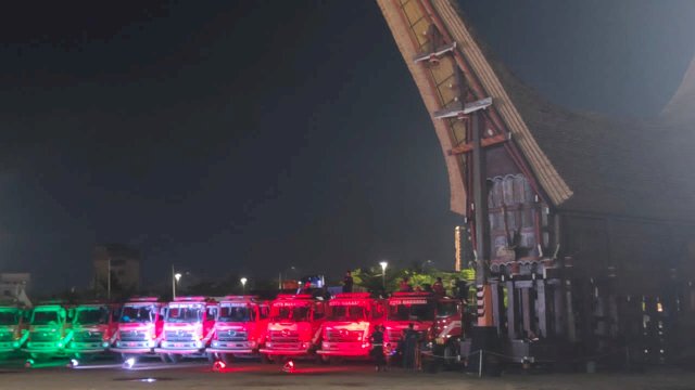 Atraksi Water Dance Damkar Makassar di Malam Tahun Baru: Solidaritas Global untuk Palestina