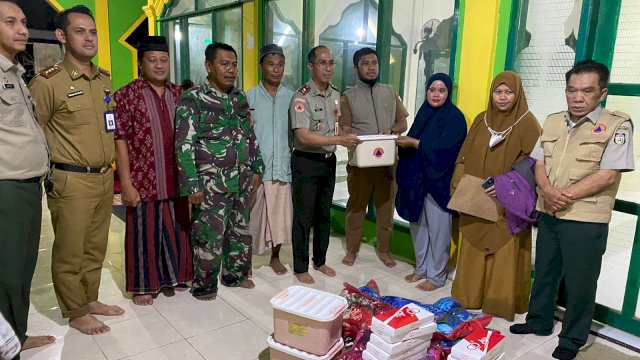 BPBD Makassar Serahkan Bantuan Korban Banjir di Kecamatan Manggala