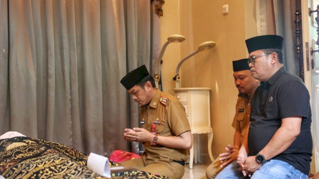 Melayat ke Rumah Duka, PJ Sekda Doakan Ibunda Kabag Tapem