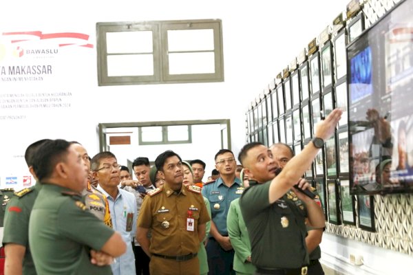 PJ Sekda Dampingi Pangdam XIV Hasanuddin Lakukan Kunjungan Kerja di War Room Kodim 1408/Makassar